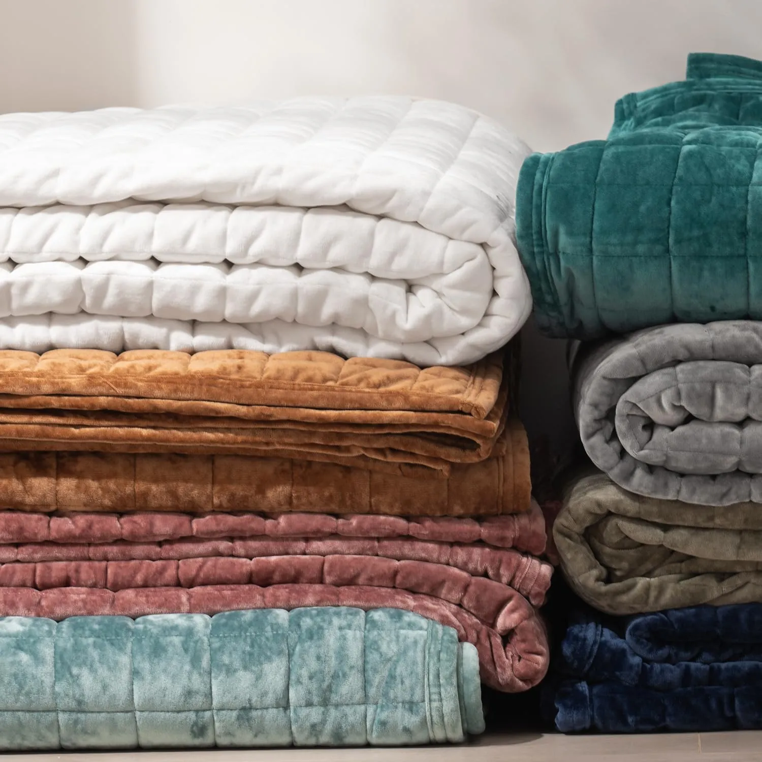 RECYCO Luxury Velvet Quilt Set King Size Bedding Sets, Ultra Soft Velvet Comforter Set, Lightweight Channel Box Stitch Oversized Bedspread Coverlet for All Season, with 2 Shams, Bright White
